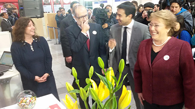 Foto: Presidenta Michelle Bachelet en el stand de la SP en la Feria de Educación Financiera